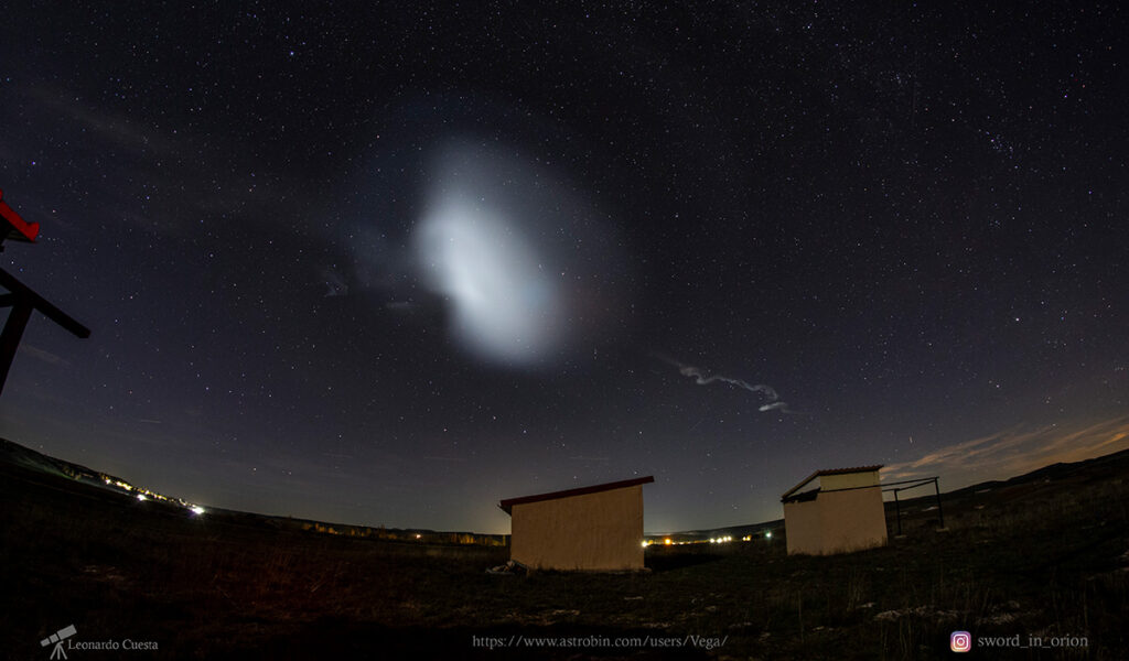Nube noctilucente formada por la desintegración de un cohete, sobre Quintanarraya (España)